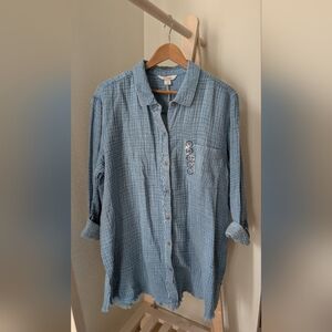 NWT Casual Collared Textured Fray Hem Button-Up Long Sleeve Shirt In Light Blue